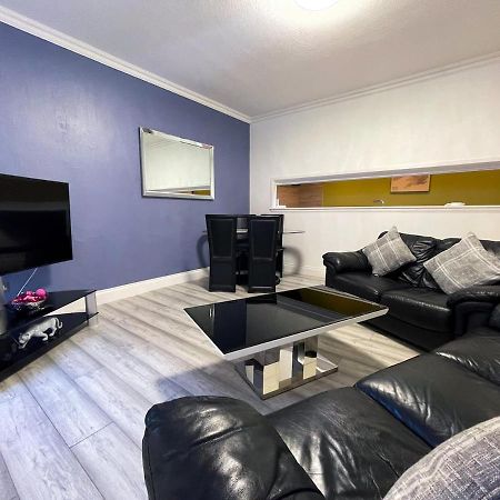 Recently Refurbished Two Bedroom Apartment, Central Location! Глазгоу Екстериор снимка