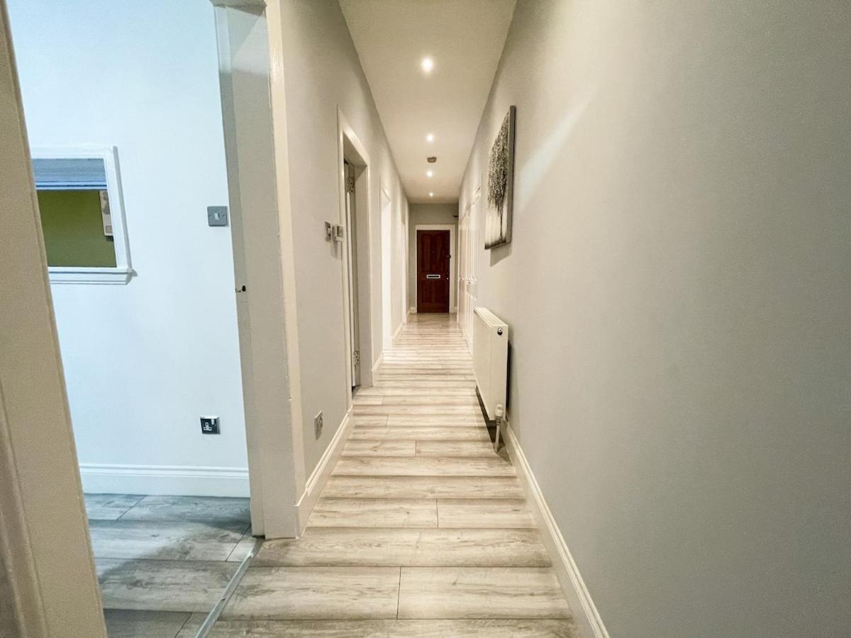 Recently Refurbished Two Bedroom Apartment, Central Location! Глазгоу Екстериор снимка