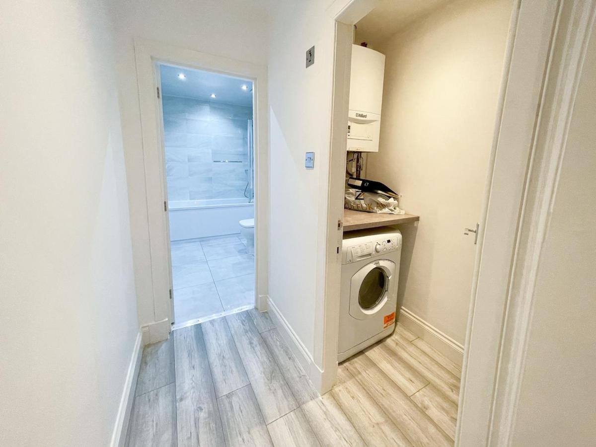 Recently Refurbished Two Bedroom Apartment, Central Location! Глазгоу Екстериор снимка