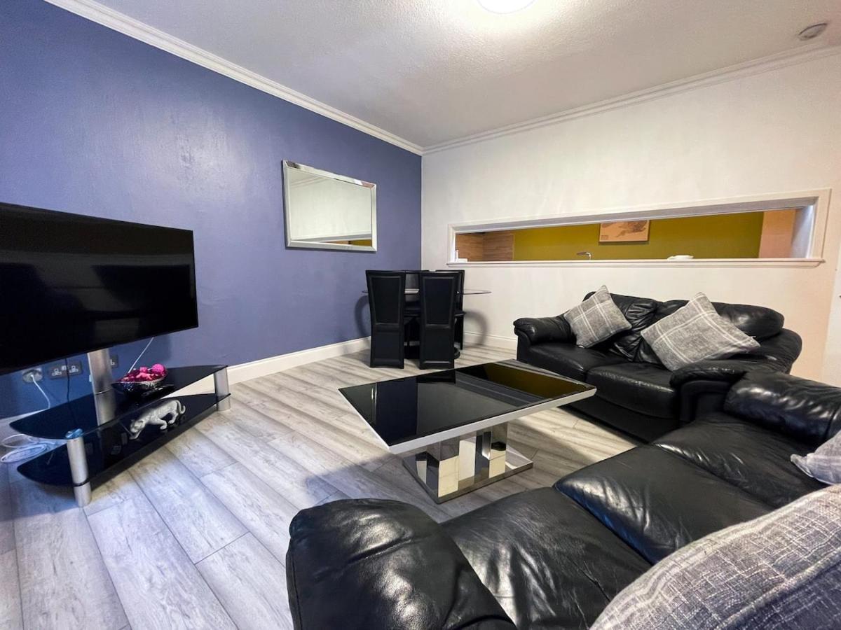 Recently Refurbished Two Bedroom Apartment, Central Location! Глазгоу Екстериор снимка