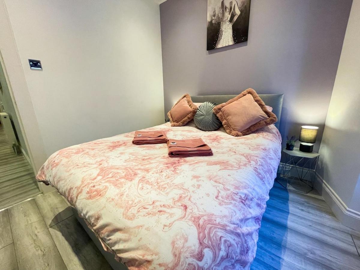 Recently Refurbished Two Bedroom Apartment, Central Location! Глазгоу Екстериор снимка