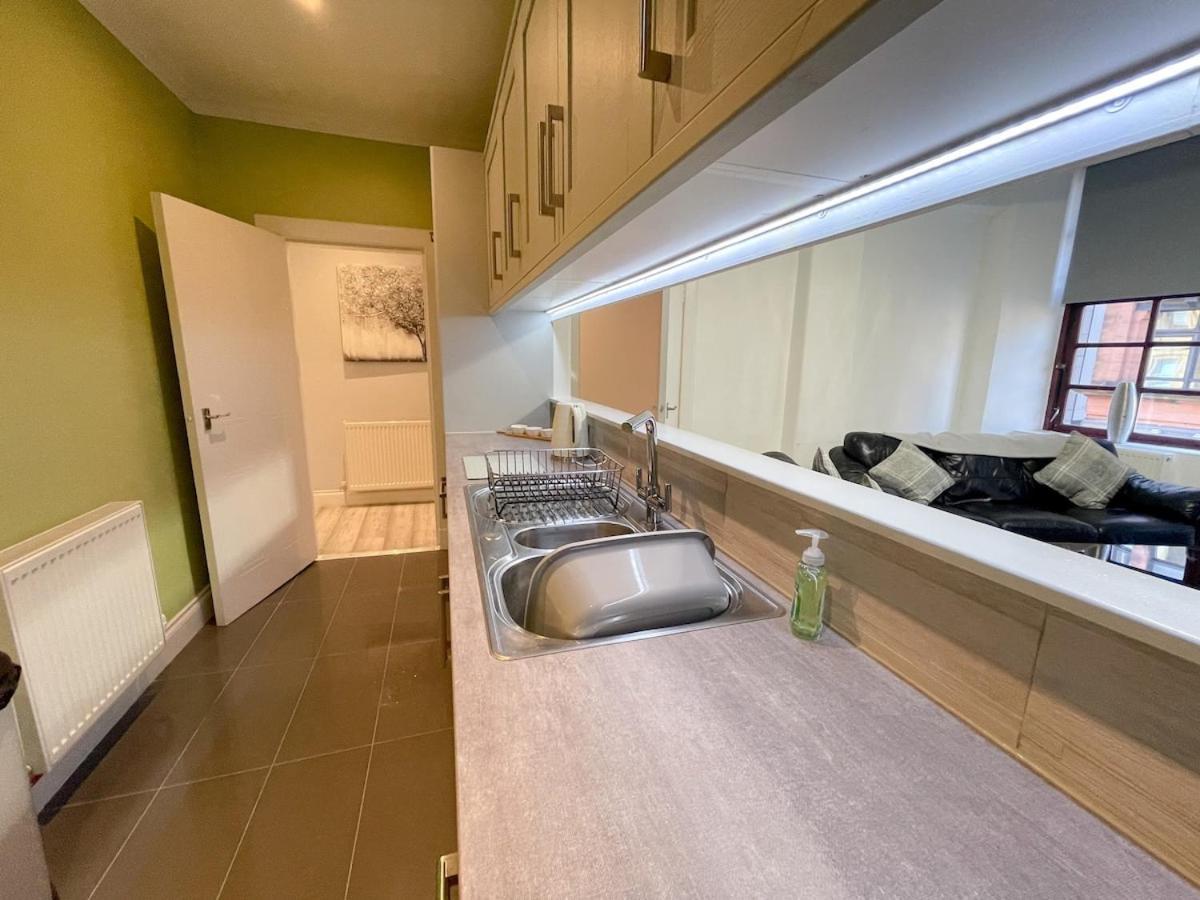 Recently Refurbished Two Bedroom Apartment, Central Location! Глазгоу Екстериор снимка